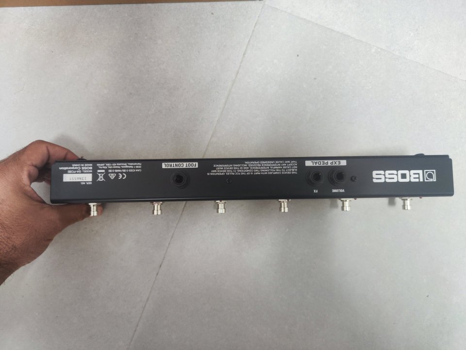 Boss Katana 100w + pedalera GA-FC + funda Boss