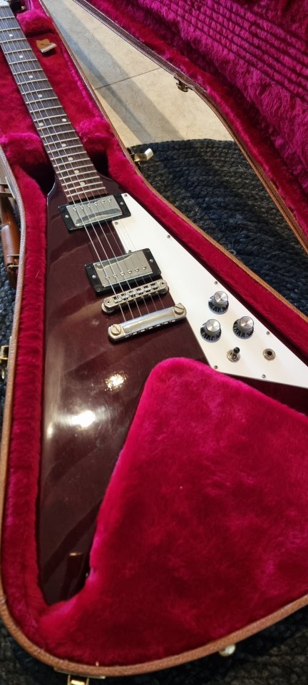 Gibson Flying V Cherry 2018 de segunda mano · Foto 2 de 3 · Madrid · 1550 €