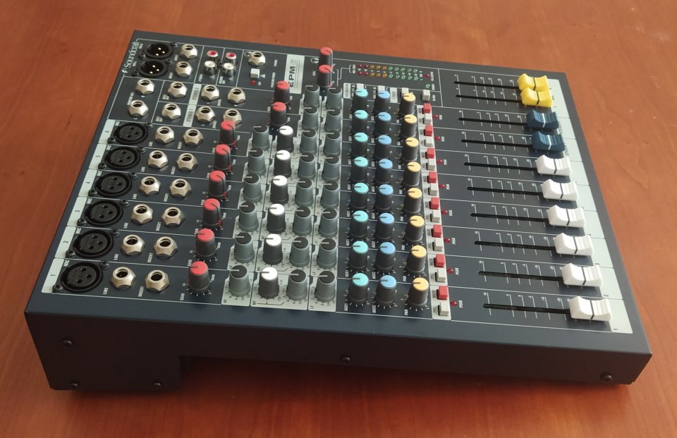 Soundcraft epm6 + Case Thomann de segunda mano · Foto 2 de 10 · Valencia · 230 €