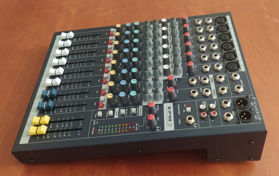 Soundcraft epm6 + Case Thomann de segunda mano · Foto 3 de 10 · Valencia · 230 €