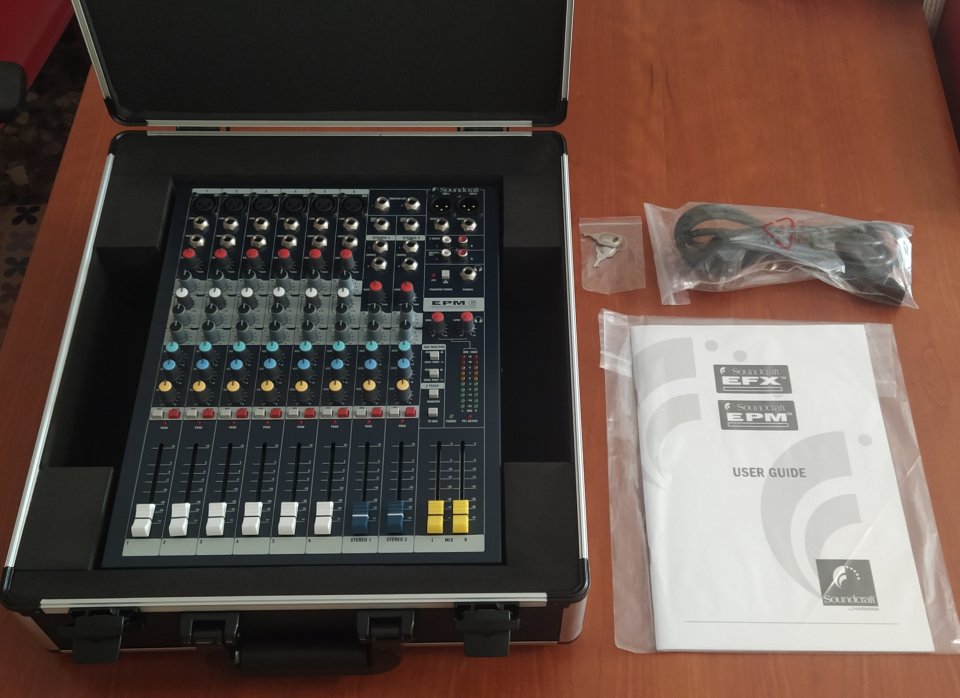 Soundcraft epm6 + Case Thomann de segunda mano · Foto 8 de 10 · Valencia · 230 €