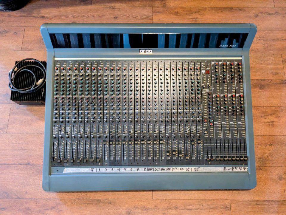 Mesa de Mezclas Alesis x2 de segunda mano · Foto 1 de 6 · Huesca