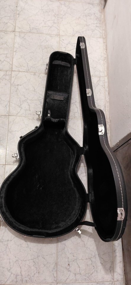 Estuche Thomann para guitarras tipo 335 de segunda mano · Foto 2 de 9 · Madrid · 60 €