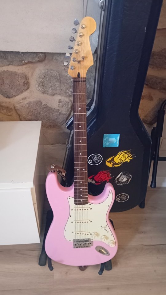 Stratocaster partcaster Montada por piezas Mástil SQUIER,clavijero con bloqueo GOTOH,pastillas FENDER NOISELESS de segunda mano · Foto 1 de 4 · Pontevedra · 350 €