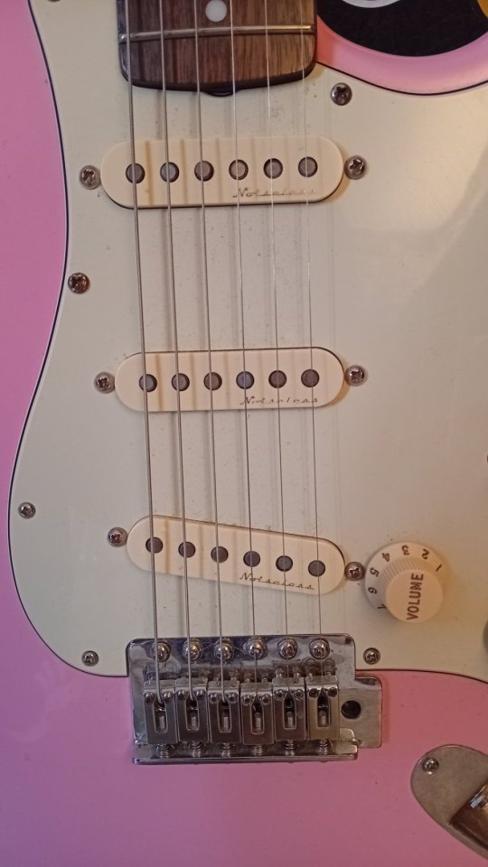 Stratocaster partcaster Montada por piezas Mástil SQUIER,clavijero con bloqueo GOTOH,pastillas FENDER NOISELESS de segunda mano · Foto 2 de 4 · Pontevedra · 350 €