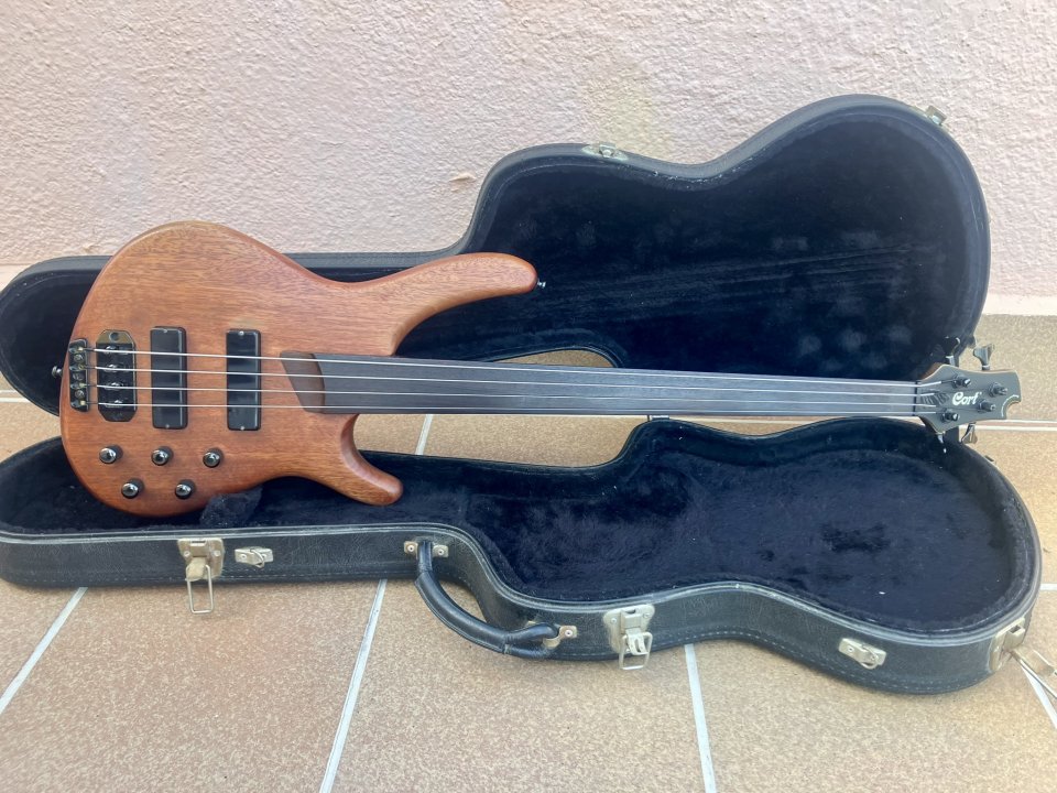 Cort Artisan B4FL Fretless + estuche rígido (impecable)