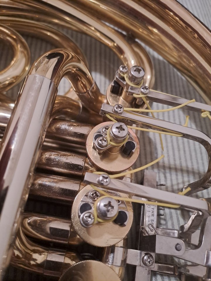 Trompa Yamaha 567D con accesorios