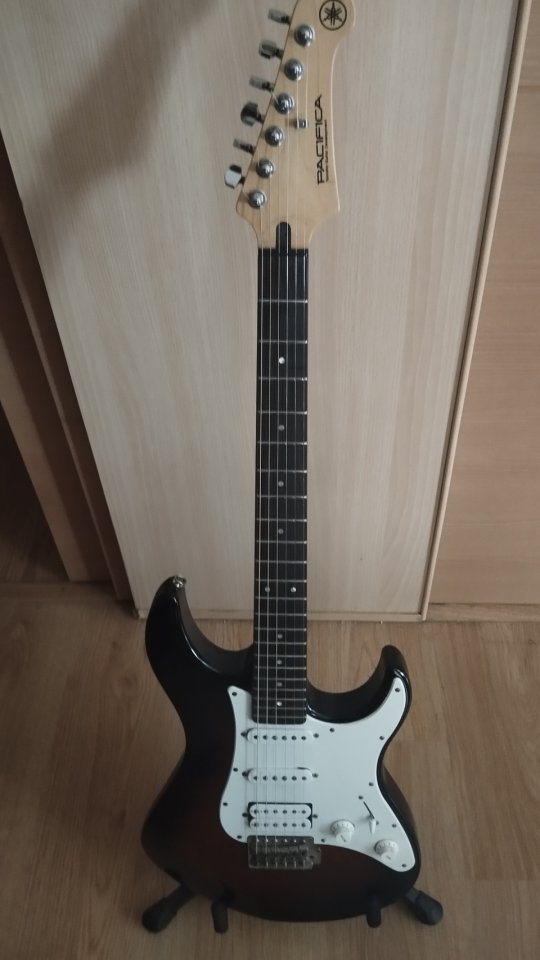 Yamaha pacífica 112 j de segunda mano · Foto 1 de 5 · Sevilla · 160 €