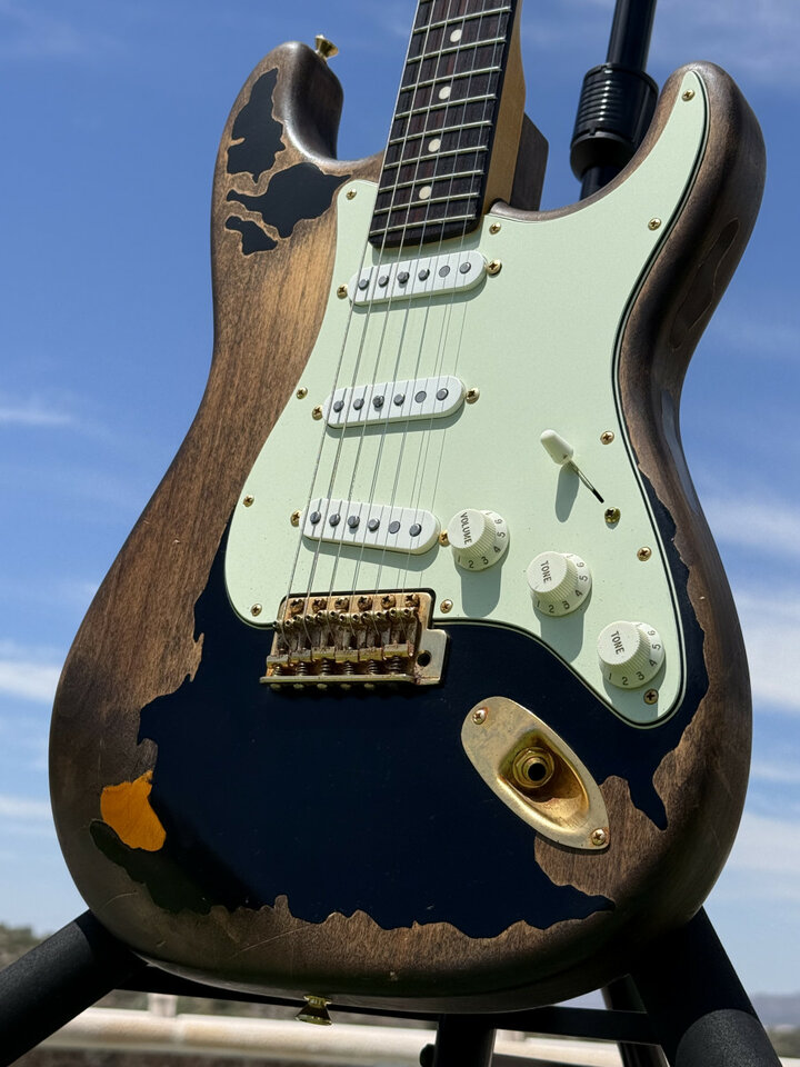 Stratocaster con relic y piezas inspiradas en la BLK1 de John Mayer