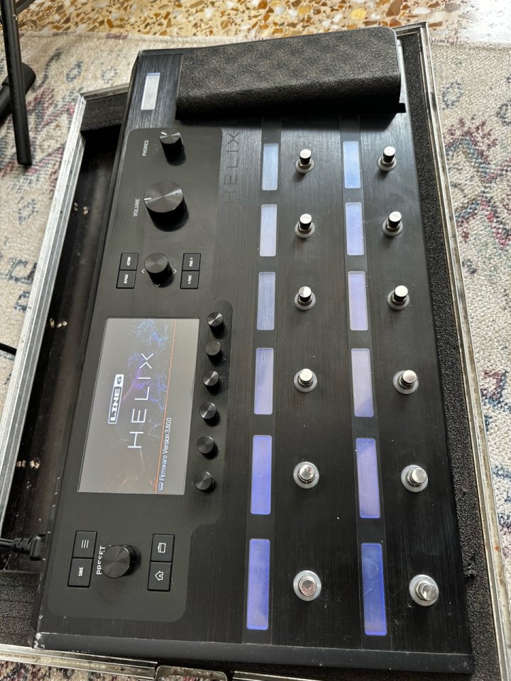 Line 6 Helix + Thon flightcase