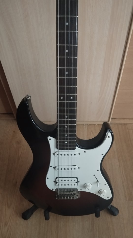Yamaha pacífica 112 j de segunda mano · Foto 2 de 5 · Sevilla · 160 €