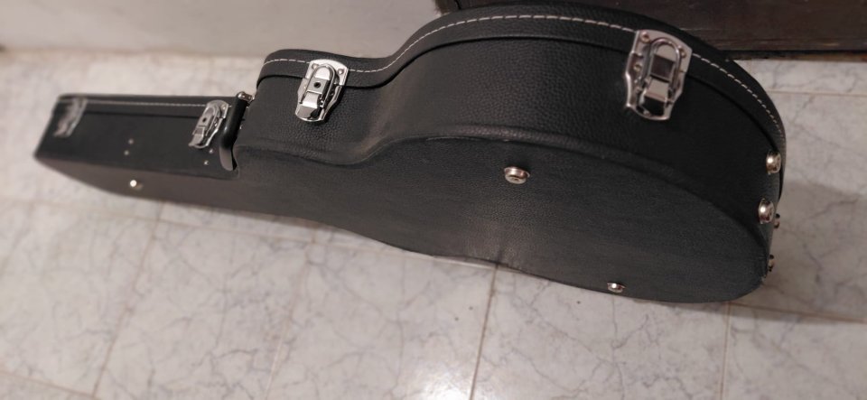 Estuche Thomann para guitarras tipo 335 de segunda mano · Foto 3 de 9 · Madrid · 60 €