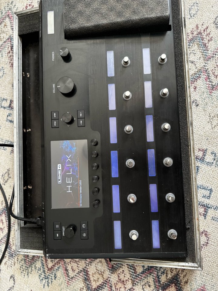 Line 6 Helix + Thon flightcase
