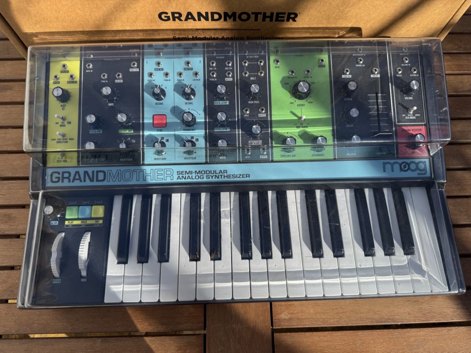 Moog Grandmother + Decksaver | Analógico Semi-Modular | Impecable