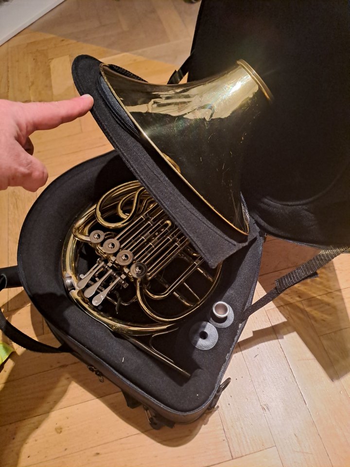 Trompa Yamaha 567D con accesorios