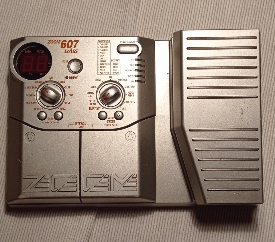 Pedalera multi efectos para bajo Zoom