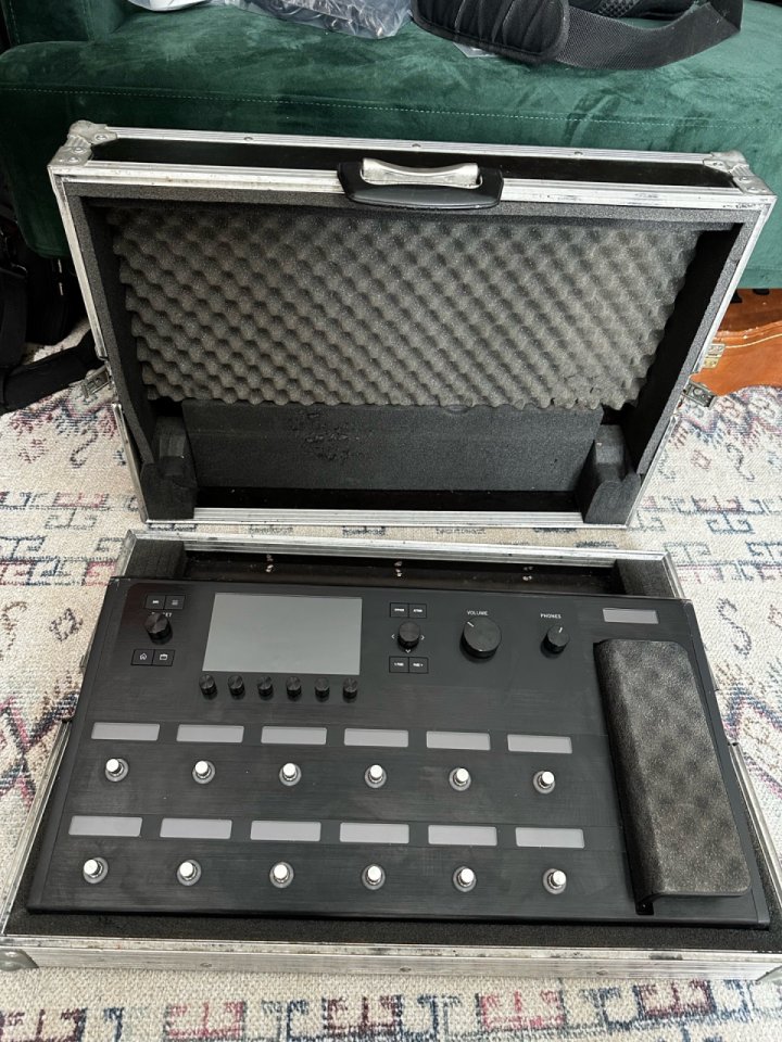 Line 6 Helix + Thon flightcase