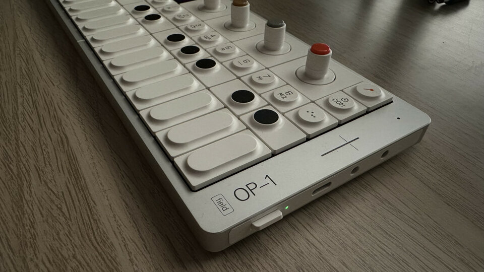 Teenage Engineering OP-1 field de segunda mano · Foto 3 de 5 · Madrid · 1325 €