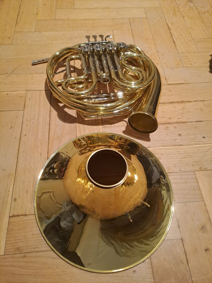 Trompa Yamaha 567D con accesorios