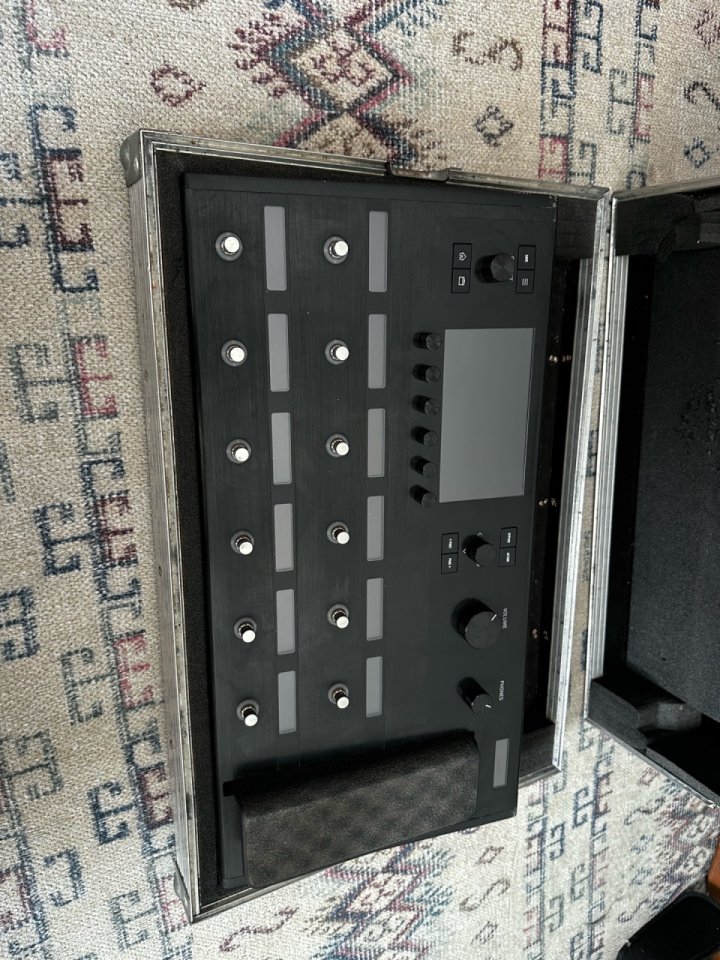 Line 6 Helix + Thon flightcase