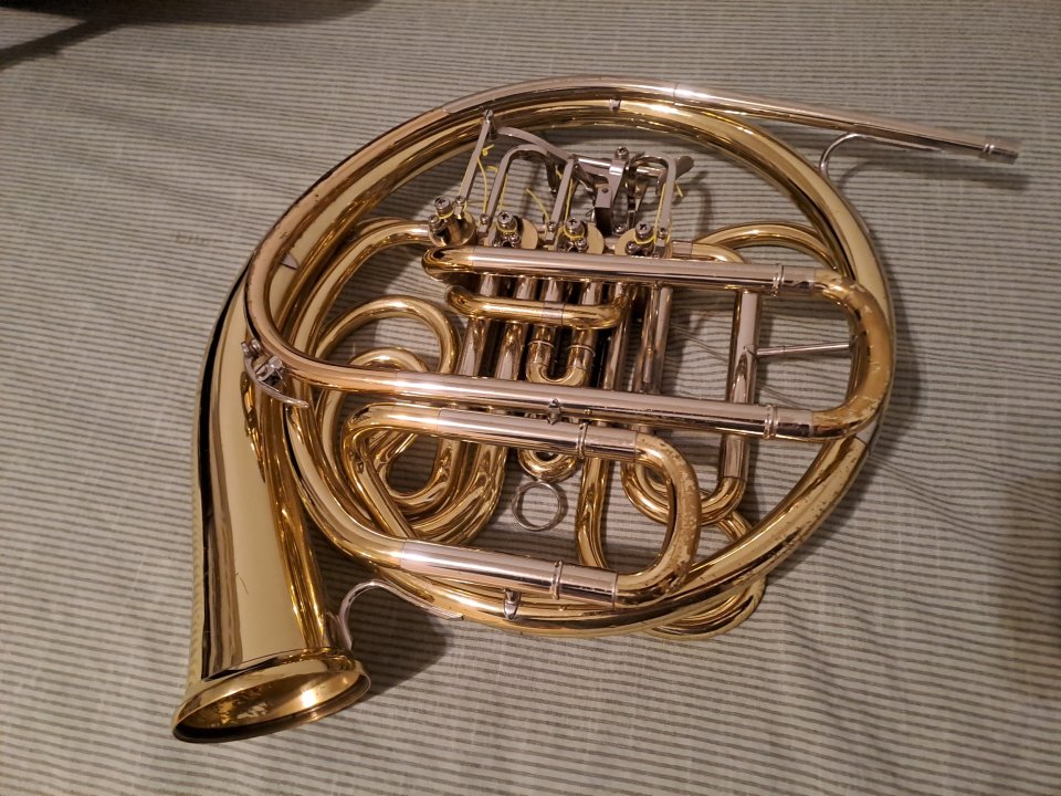 Trompa Yamaha 567D con accesorios