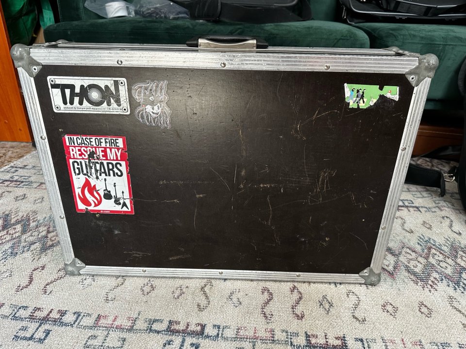 Line 6 Helix + Thon flightcase