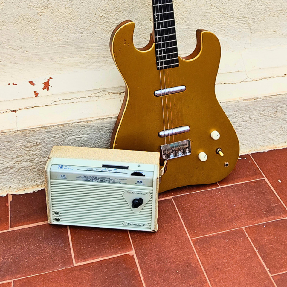 Amps de guitarra hechos con radios transistor vintage Zeta Creations de segunda mano · Foto 5 de 10 · Barcelona · 160 €