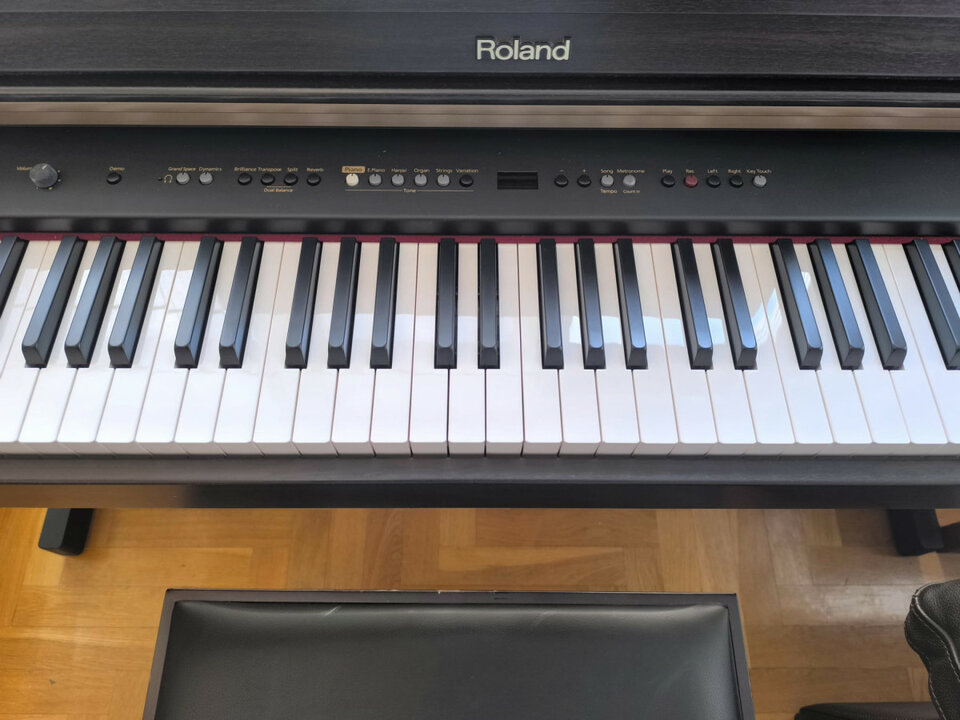 Piano digital Roland HP 103 E teclas compensadas, conservatorio