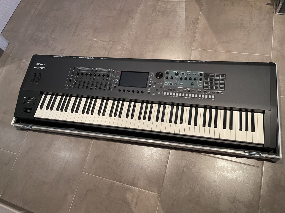 Roland Fantom 8 + hardcase Thon