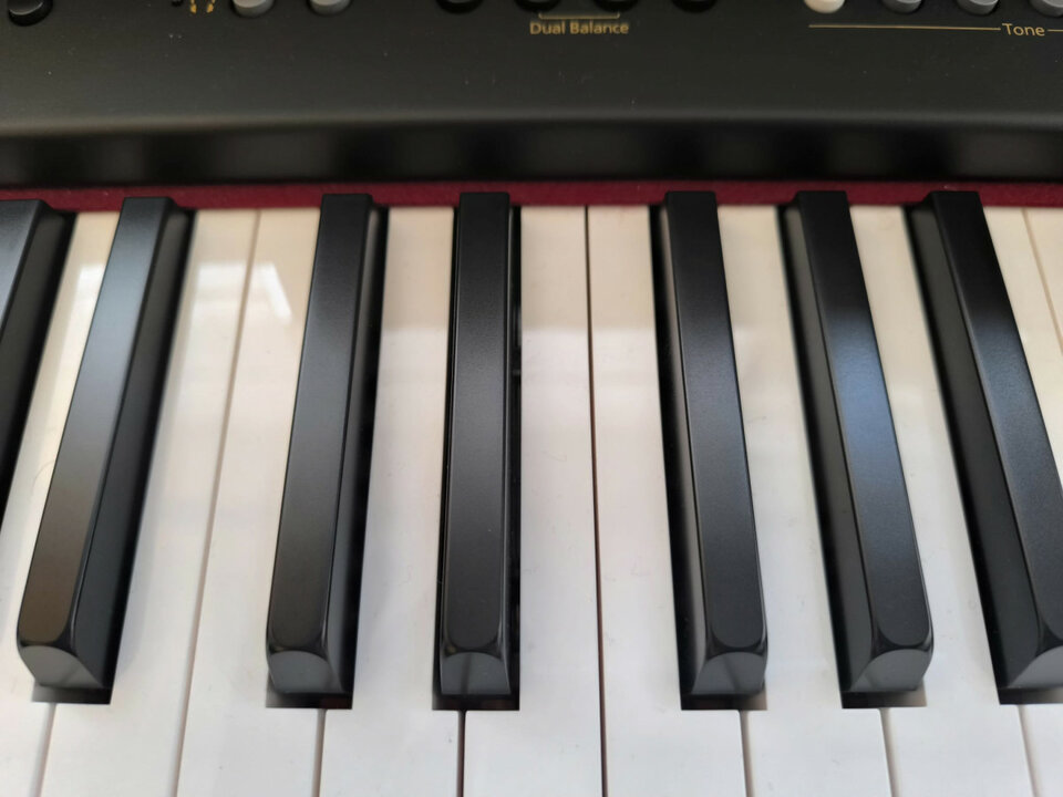 Piano digital Roland HP 103 E teclas compensadas, conservatorio