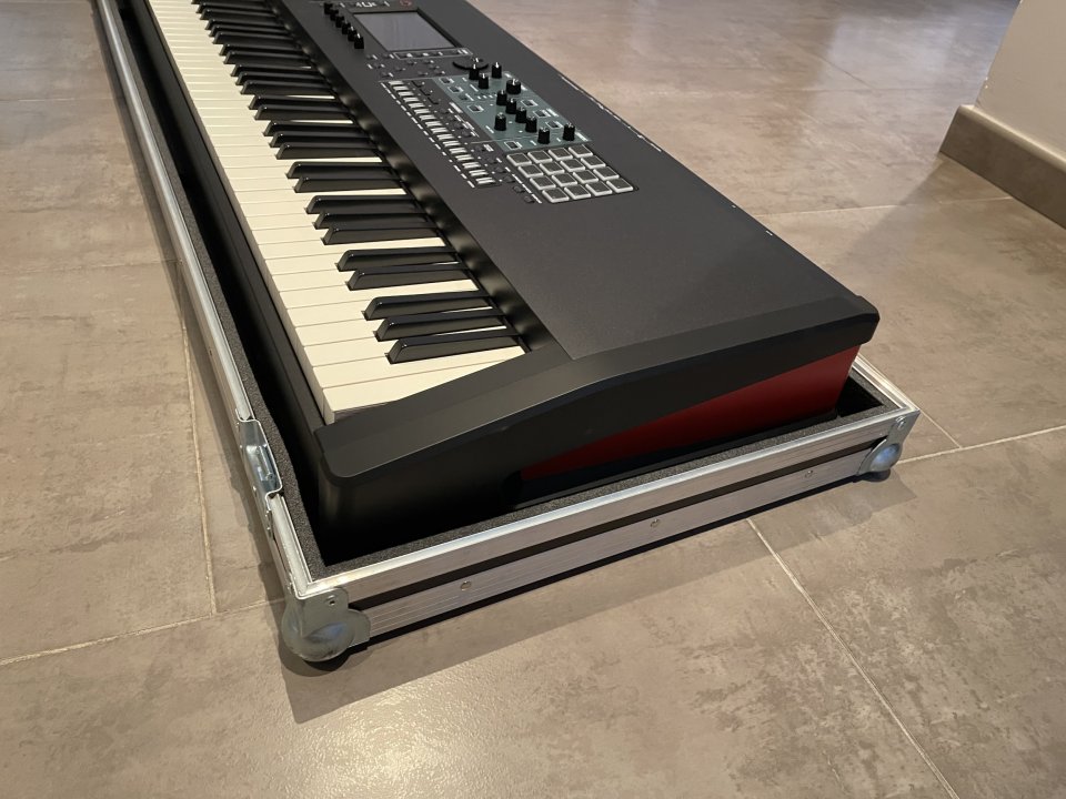 Roland Fantom 8 + hardcase Thon