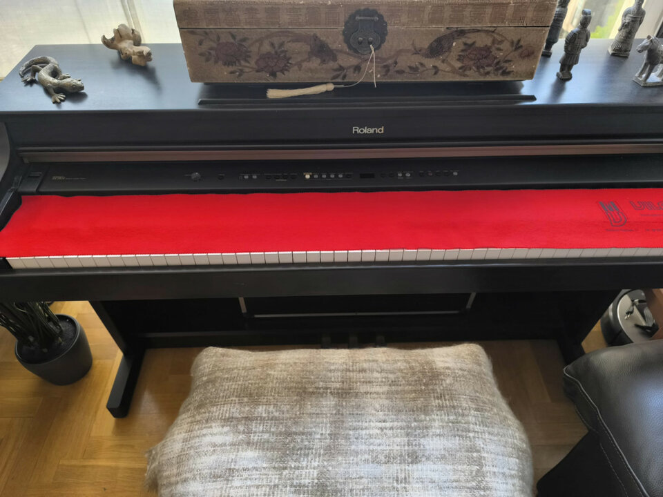 Piano digital Roland HP 103 E teclas compensadas, conservatorio