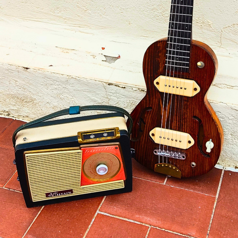 Amps de guitarra hechos con radios transistor vintage Zeta Creations de segunda mano · Foto 8 de 10 · Barcelona · 160 €