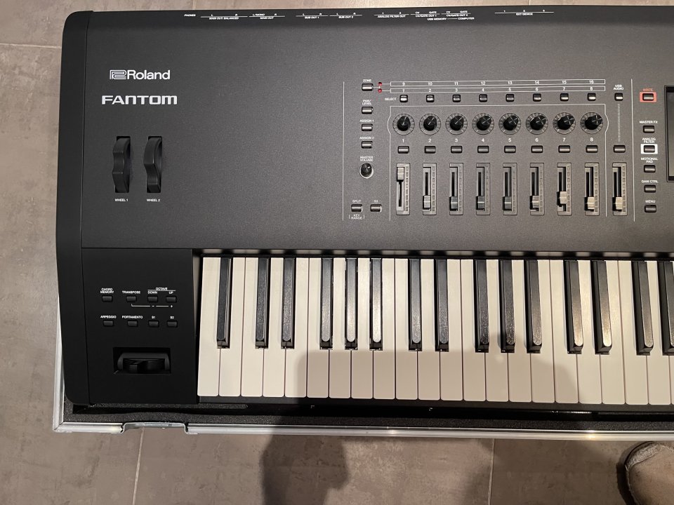 Roland Fantom 8 + hardcase Thon