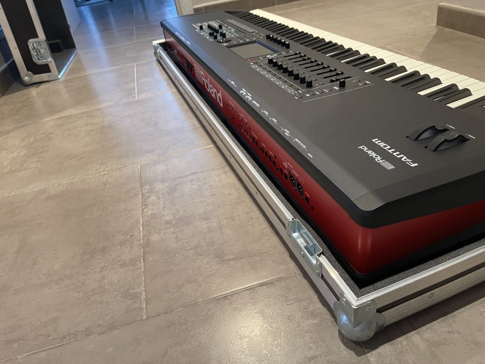 Roland Fantom 8 + hardcase Thon