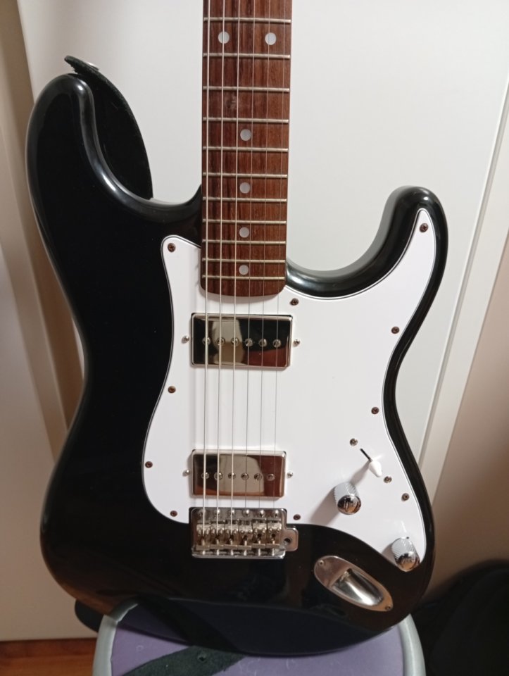 Squier stratocaster made in japan con Phat Cat de segunda mano · Foto 2 de 5 · Burgos · 485 €