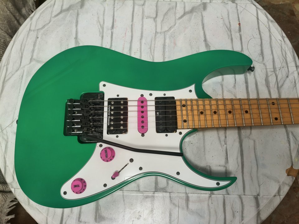 Ibanez RG 350MZ Customizada Steve Vai de segunda mano · Foto 1 de 5 · Granada · 480 €
