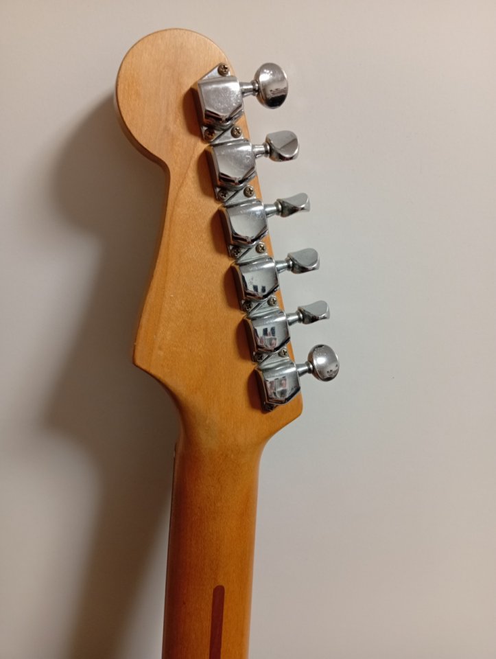 Squier stratocaster made in japan con Phat Cat de segunda mano · Foto 4 de 5 · Burgos · 485 €