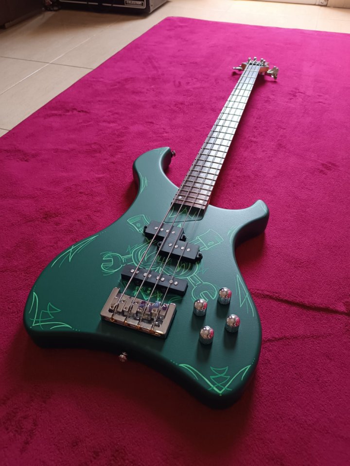 Customiza tu Bajo Eléctrico! de segunda mano · Foto 6 de 10 · Cantabria · 250 €