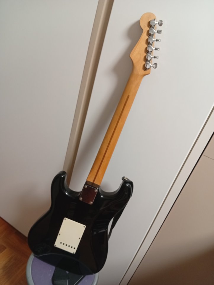 Squier stratocaster made in japan con Phat Cat de segunda mano · Foto 5 de 5 · Burgos · 485 €