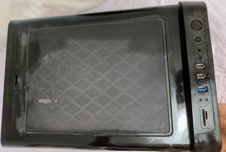 Hakintosh con macOS Monterey y Windows 11 Pro. ideal para diseño, audio y estabilidad. de segunda mano · Foto 1 de 9 · Cádiz · 180 €