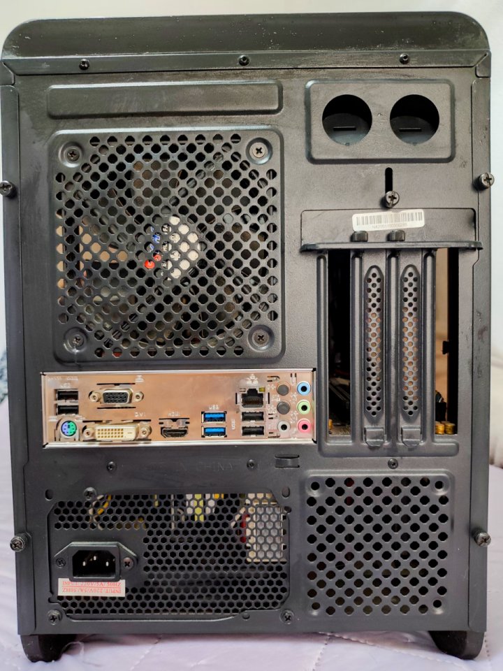 Hakintosh con macOS Monterey y Windows 11 Pro. ideal para diseño, audio y estabilidad. de segunda mano · Foto 2 de 9 · Cádiz · 180 €