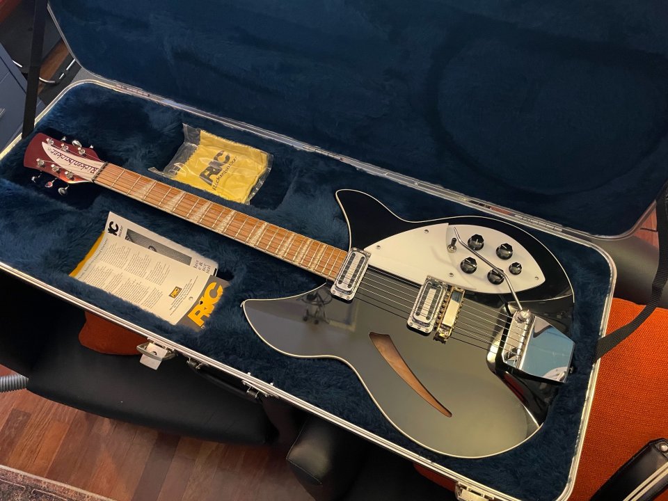 Rickenbacker 360v64 Jetglo réplica de Harry White de segunda mano · Foto 2 de 10 · Gipuzkoa · 2330 €