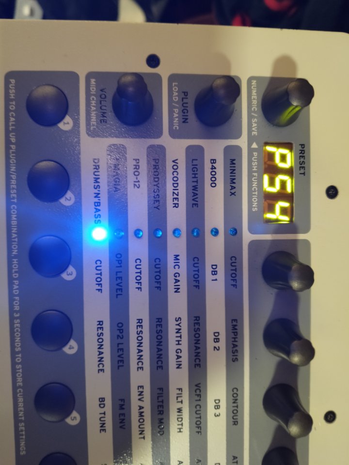 Use audio PLUGIATOR desktop synth