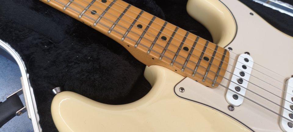 Fender Stratocaster American Special Olympic White (Buttercream) NOS / 2002 de segunda mano · Foto 5 de 10 · Sevilla · 1500 €