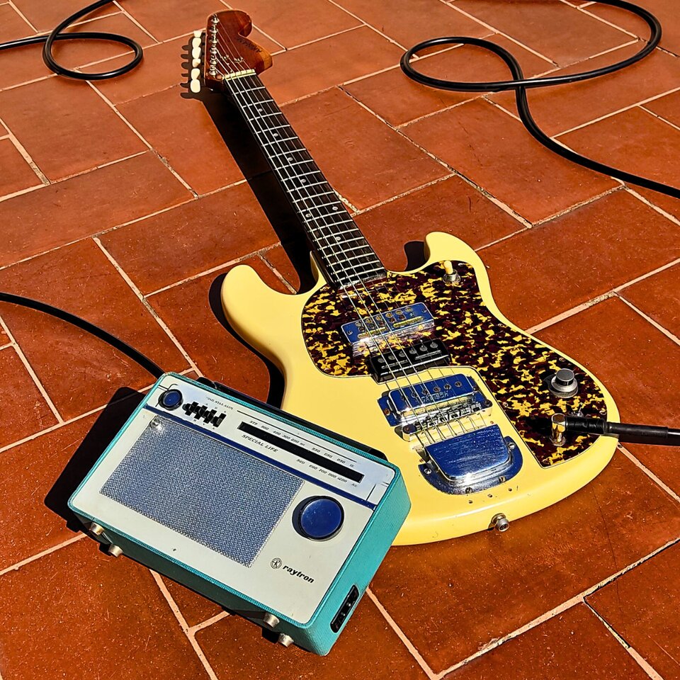 "SPECIAL RAY" Ampli portátil hecho con radio vintage por Zeta Creations