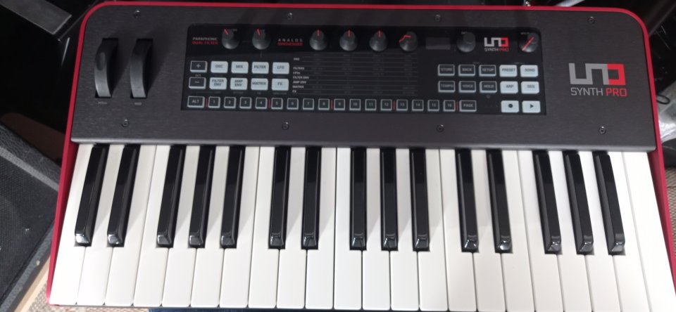 Uno Synth Pro de segunda mano · Foto 1 de 2 · A Coruña · 290 €