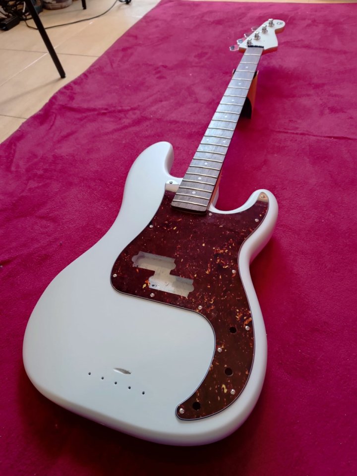 Pinta tu Bajo Eléctrico! de segunda mano · Foto 4 de 10 · Cantabria · 250 €