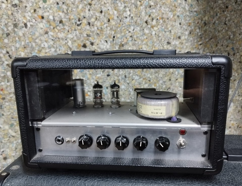 Ampli de 1'3w fabricado a mano por Pedro Vecino + Pedal Booster (NO CAMBIO) de segunda mano · Foto 1 de 6 · Murcia · 600 €