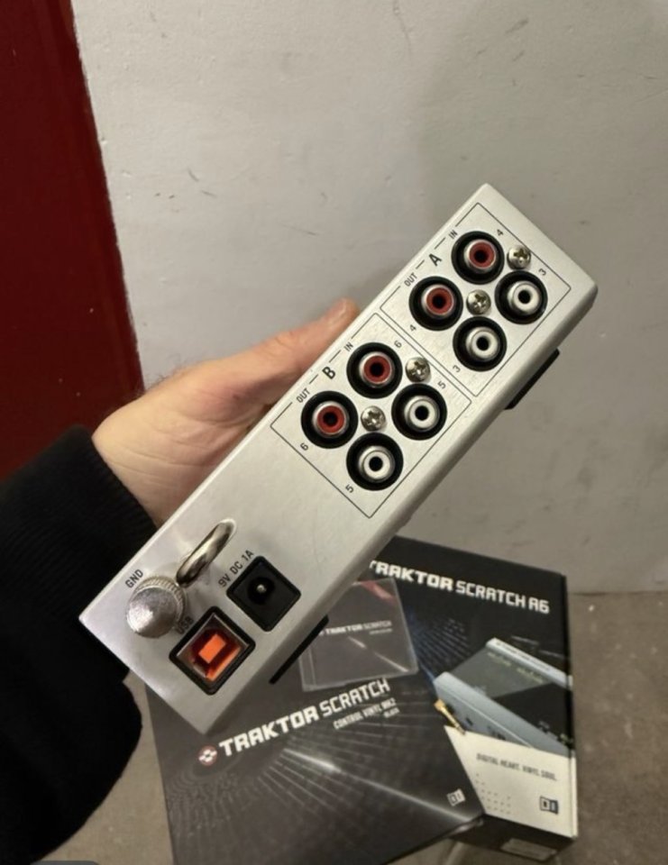 Native Instruments Traktor Audio 6 de segunda mano · Foto 2 de 9 · Granada · 190 €